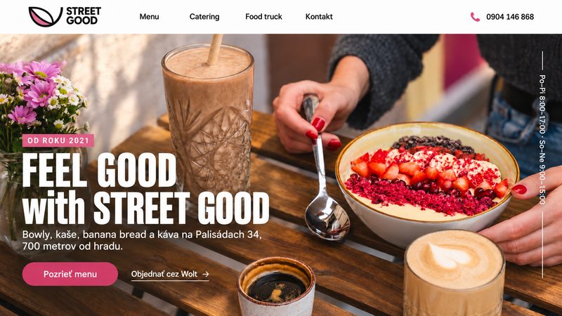 Iný návrh: slogan FEEL GOOD with STREET GOOD nad stolom s miskou a kávou