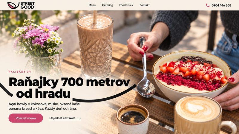 Iný návrh: ranný stôl a nadpis Raňajky 700 metrov od hradu